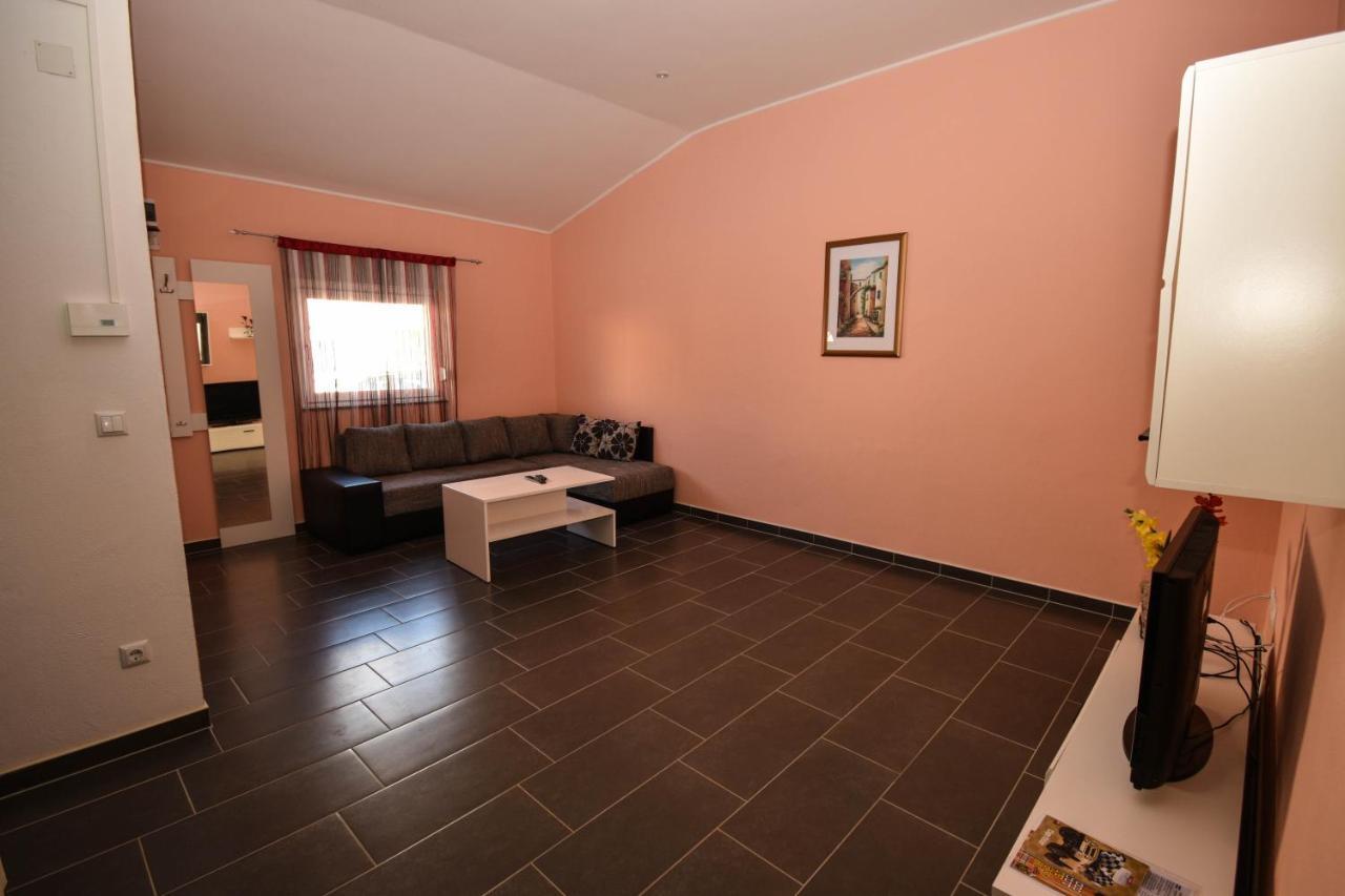 Lukic Apartment Vir
